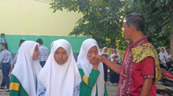 Foto : Salaman Melatih Sopan Santun Siswa MTsN 1 Flotim